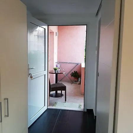 Elana Apartman *